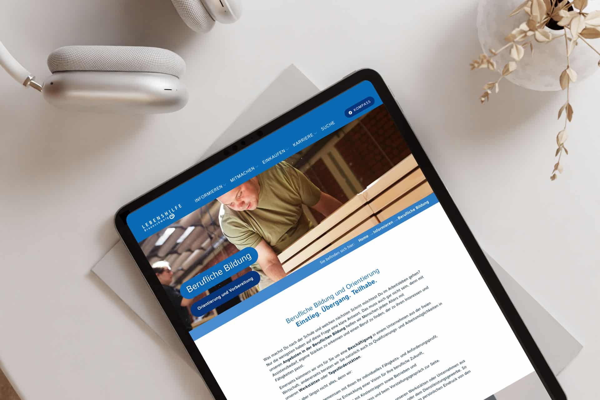 Referenz zur Barrierefreien Website der Lebenhilfe in Braunschweig. Ein iPad liegt auf dem Tisch und zeigt die neue Website.