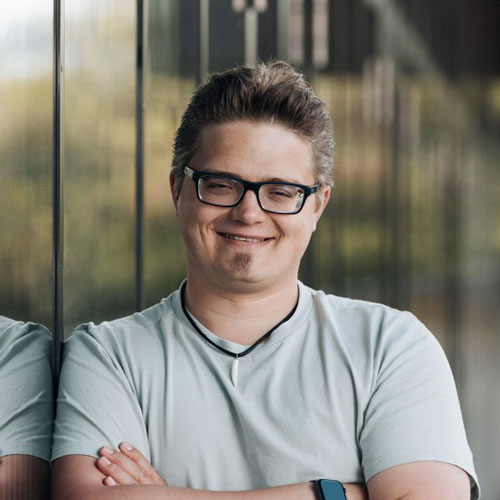 Thomas Matic, Berater und Speaker für Barrierefreiheit, lächelt selbstbewusst in die Kamera. Im Interview spricht er über inklusive Unternehmenskultur, strategische Veränderungsprozesse und mutige Schritte Richtung Vielfalt.