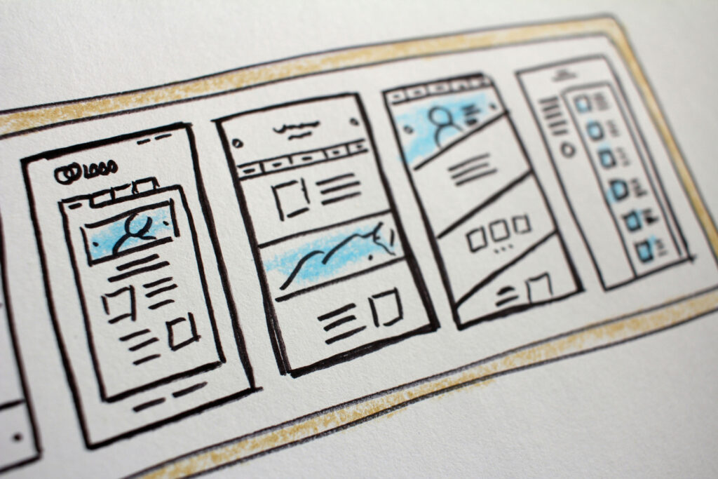 Handgezeichnete Wireframes mehrerer Smartphone-Screens, die beispielhaft den Aufbau barrierefreier Webseiten mit klarer Struktur, Bildern und Navigation zeigen.