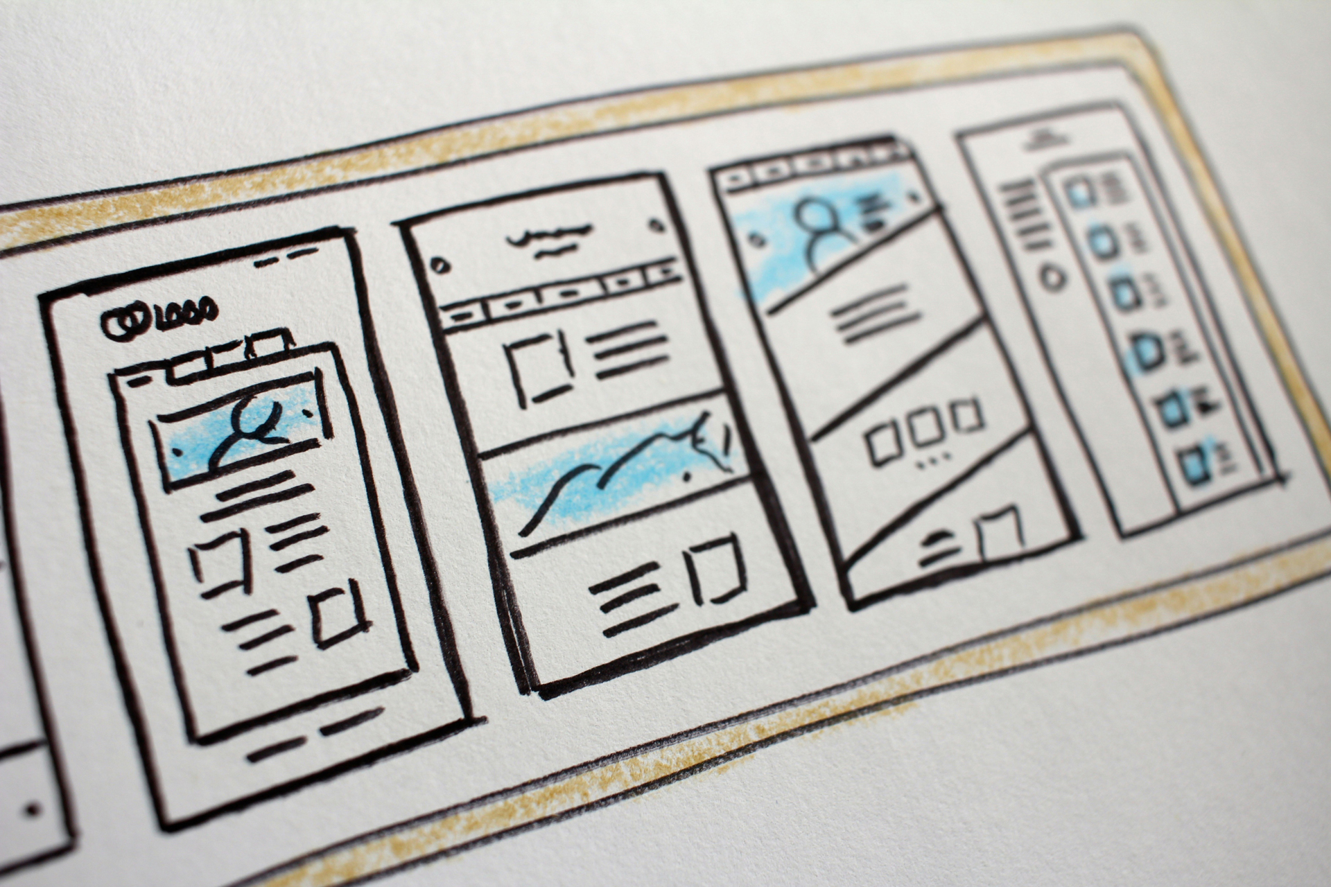 Handgezeichnete Wireframes mehrerer Smartphone-Screens, die beispielhaft den Aufbau barrierefreier Webseiten mit klarer Struktur, Bildern und Navigation zeigen.